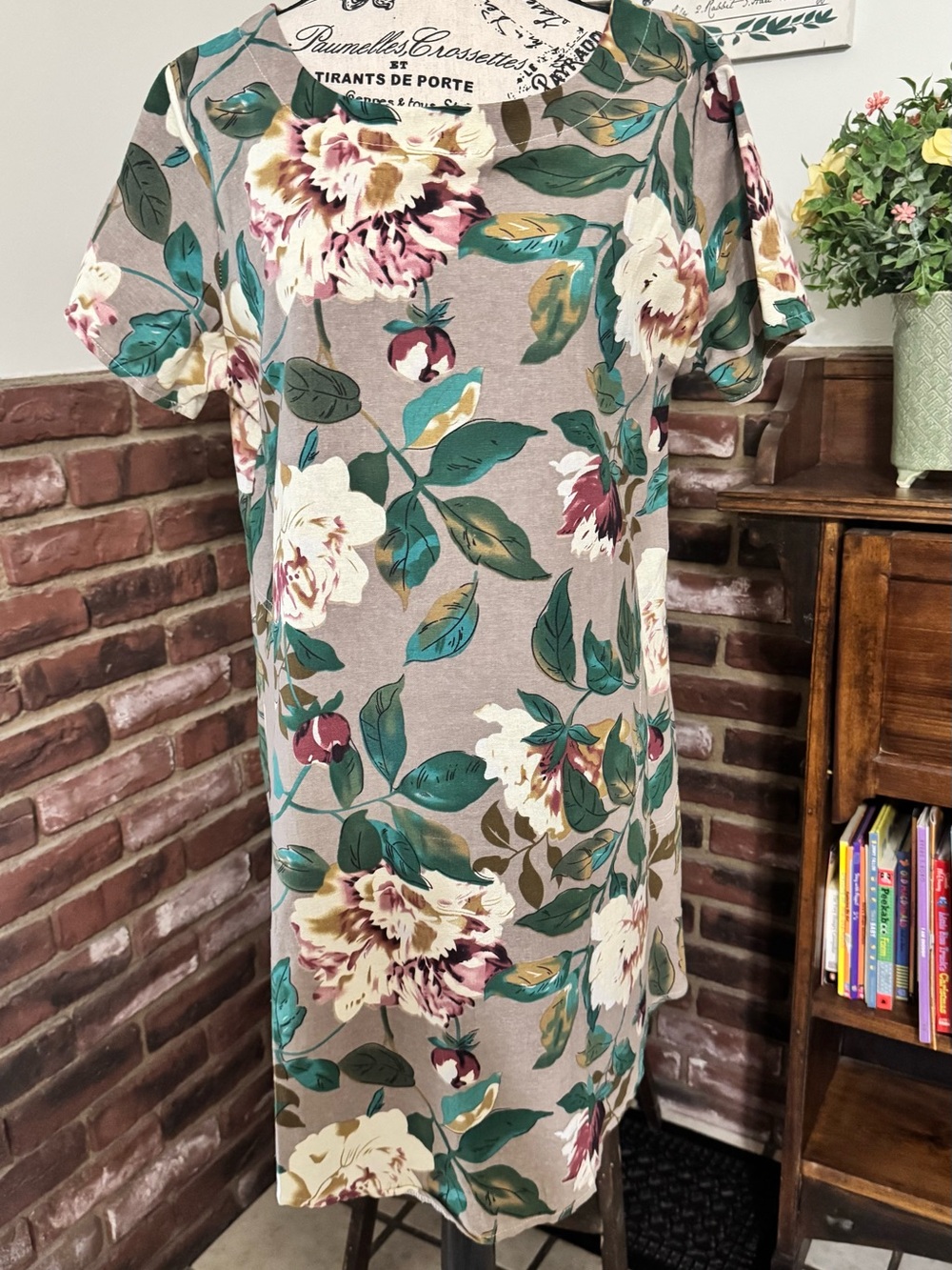 Women’s XL Floral Shift Dress Taupe Green Short Sleeve Tunic Dress w/ Pockets